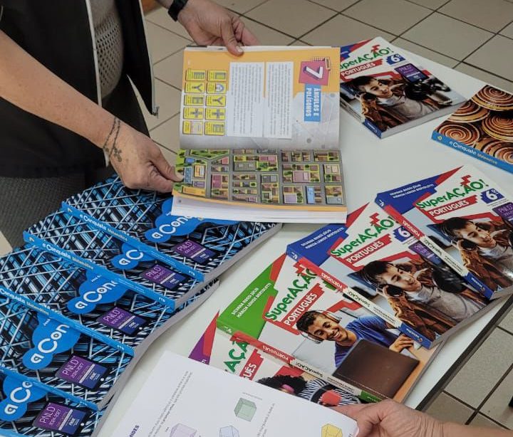 Escolas da Rede Municipal de Videira começam a receber livros didáticos para 2026