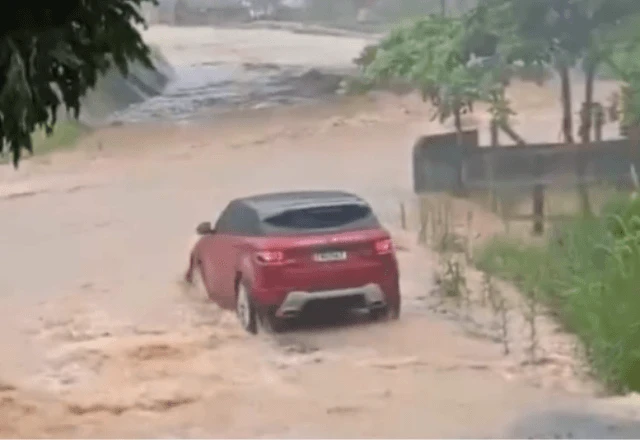 Família morre após carro ser arrastado pela correnteza durante travessia em SC