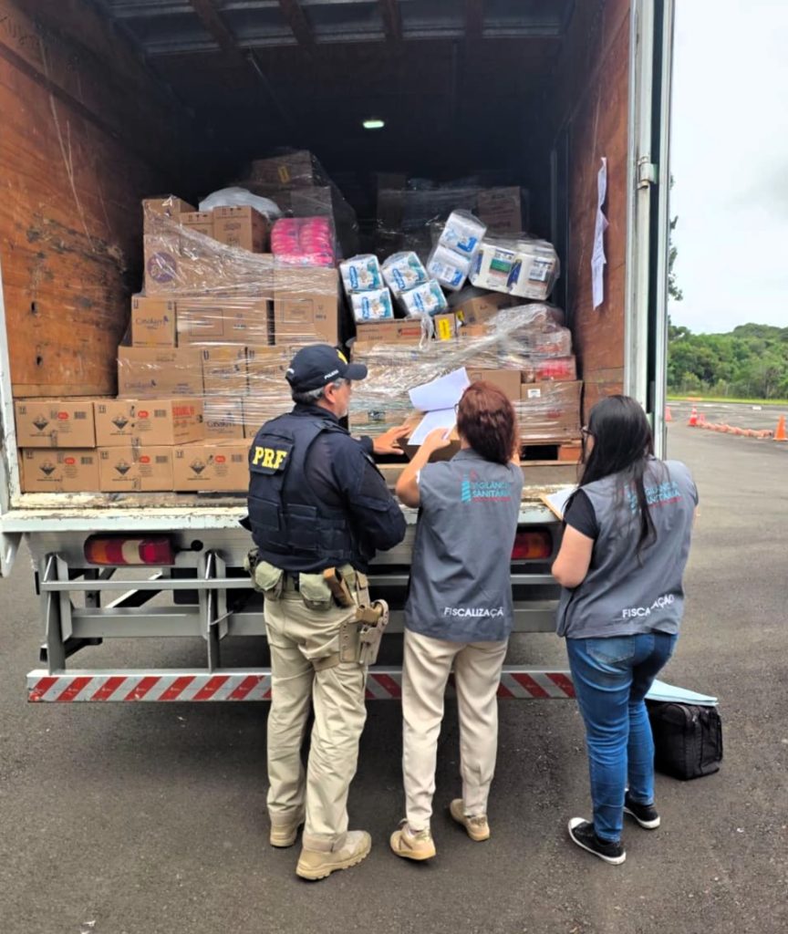 PRF flagra transporte de alimentos misturados com produtos perigosos na BR-282 em Campos Novos
