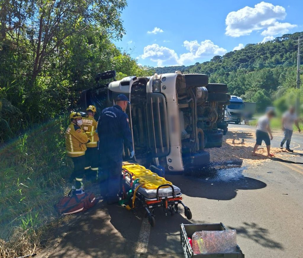 Motorista fica ferido após tombamento de carreta na SC-135 em Rio das Antas