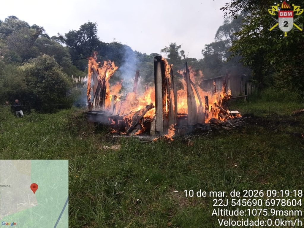Incêndio destrói casa de madeira em Curitibanos