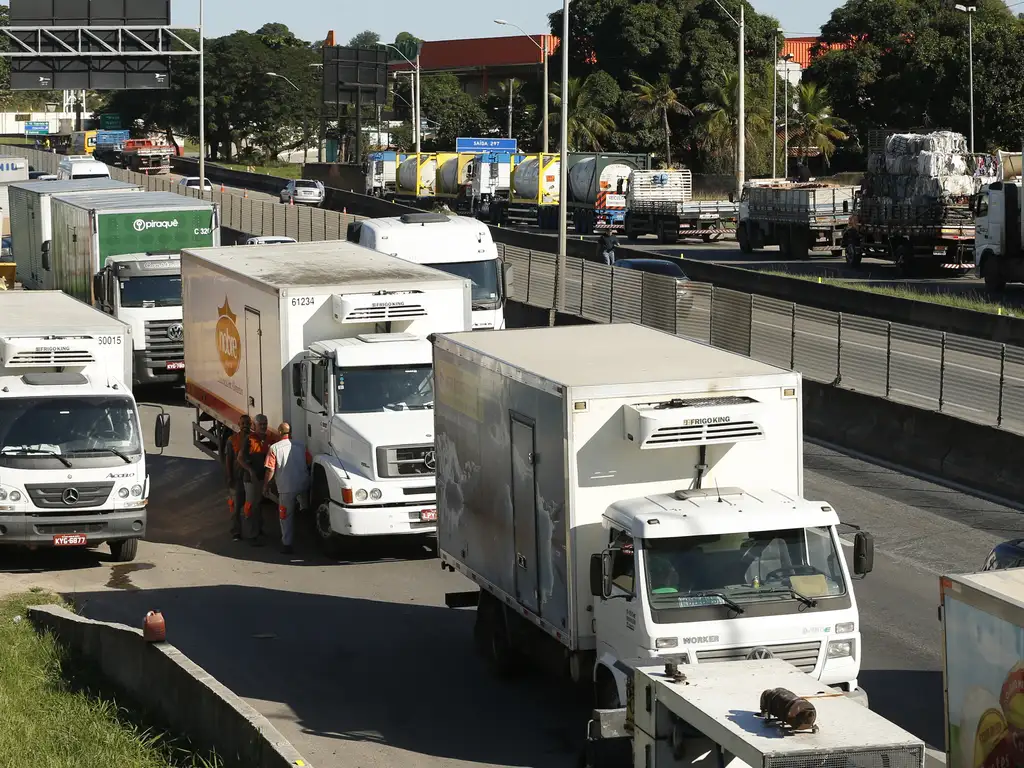 Governo tenta frear diesel e evitar paralisação de caminhoneiros com corte no ICMS