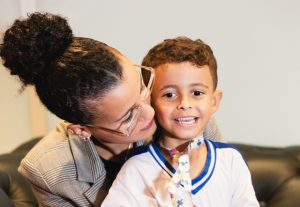 Entre o diagnóstico e a luta diária: mãe relata desafios de criar filho com autismo em SC