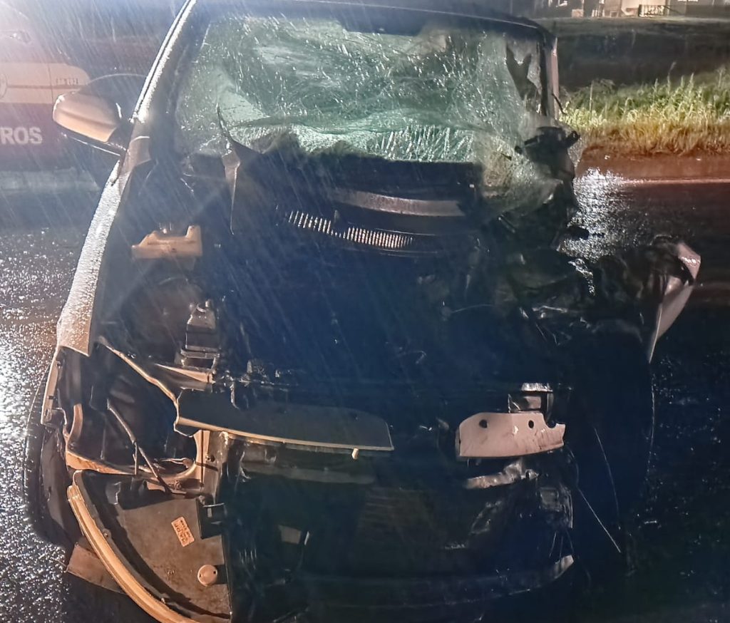 Colisão frontal deixa homem ferido e preso às ferragens na BR-470, em Curitibanos