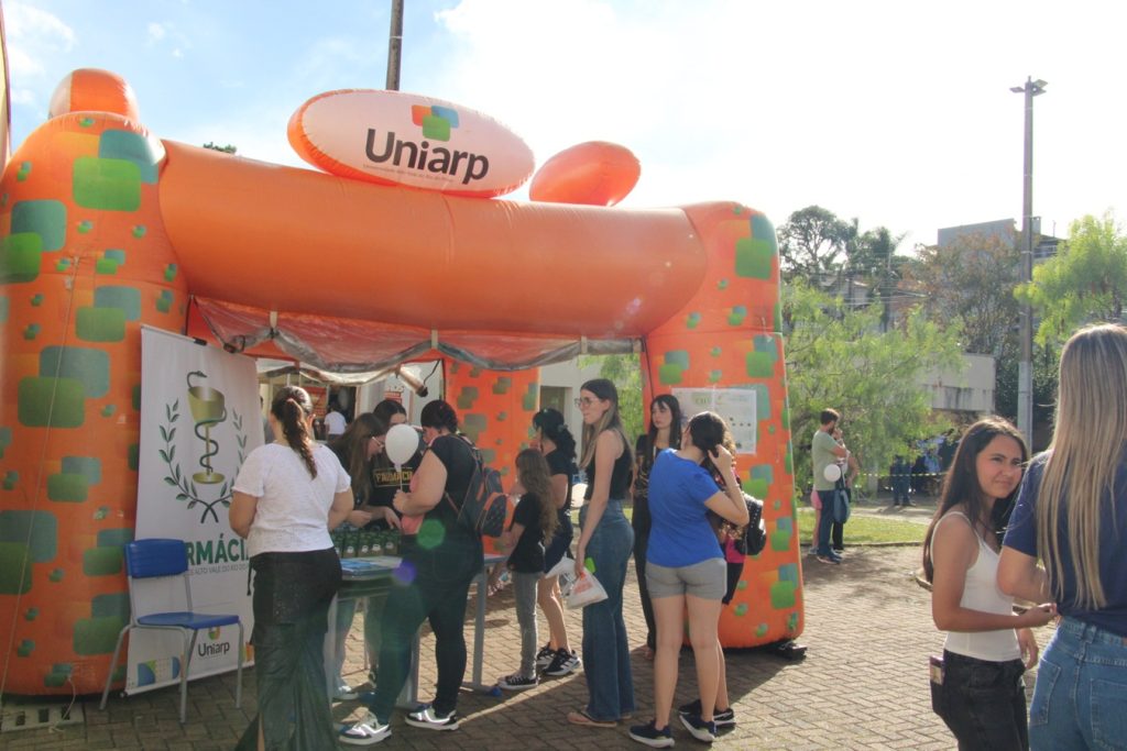 As atividades envolveram acadêmicos e professores, que realizaram atendimentos, orientações e ações educativas voltadas a pais, alunos e à comunidade escolar.