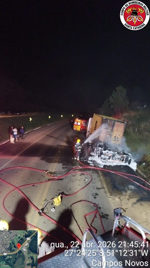Incêndio atinge carreta com carga de vidro na BR-470 em Campos Novos