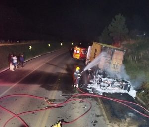 Incêndio atinge carreta com carga de vidro na BR-470 em Campos Novos