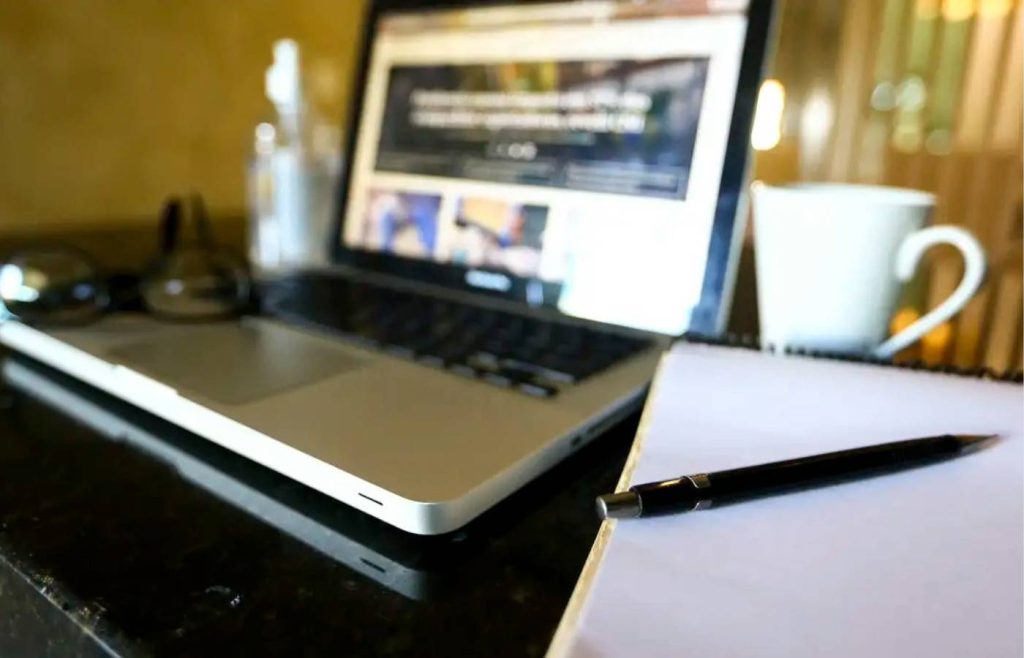 Mais da metade dos brasileiros tem habilidades digitais, mas desafios persistem em tarefas complexas