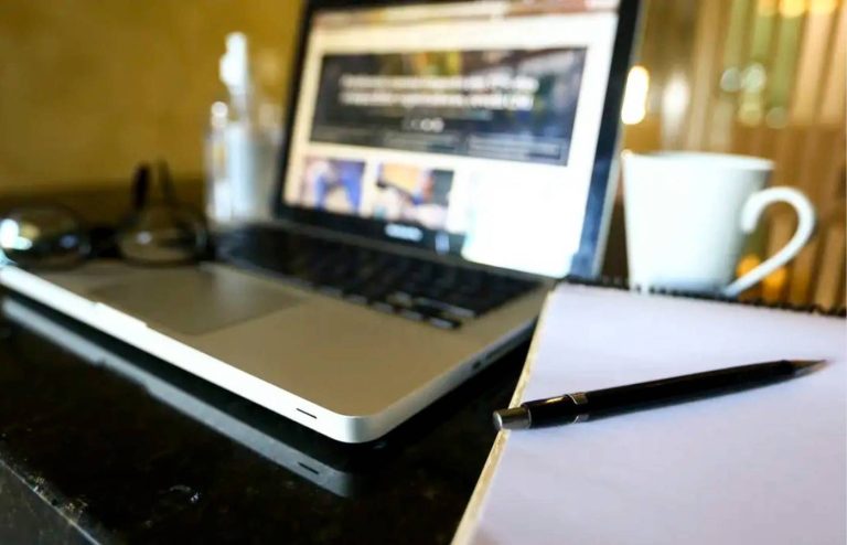 Mais da metade dos brasileiros tem habilidades digitais, mas desafios persistem em tarefas complexas