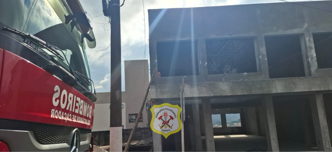 Trabalhador é resgatado após ficar suspenso em andaime em Caçador