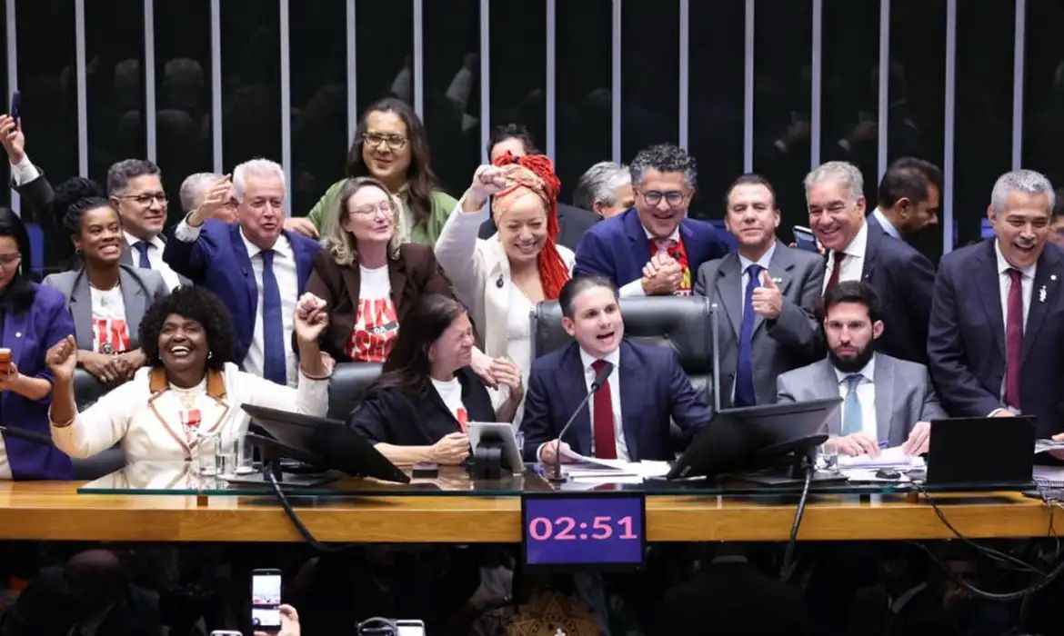 Câmara aprova PEC que acaba com a escala 6x1 e reduz jornada para 40 horas semanais