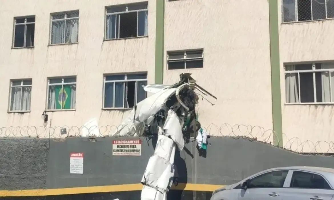 Duas pessoas morrem após queda de aeronave em Belo Horizonte