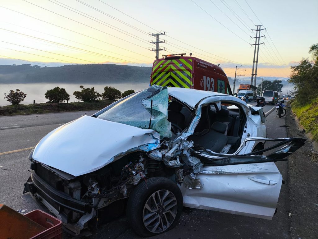 Jovem fica ferida após colisão entre carro e ônibus na SC-350, em Caçador