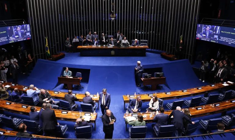 Alcolumbre adia tramitação da PEC que acaba com a escala 6x1 no Senado