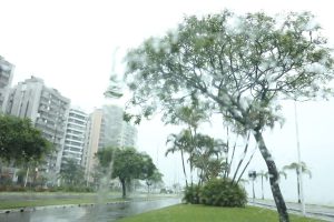 Chuva retorna a Santa Catarina no fim de semana com risco de temporais e alagamentos