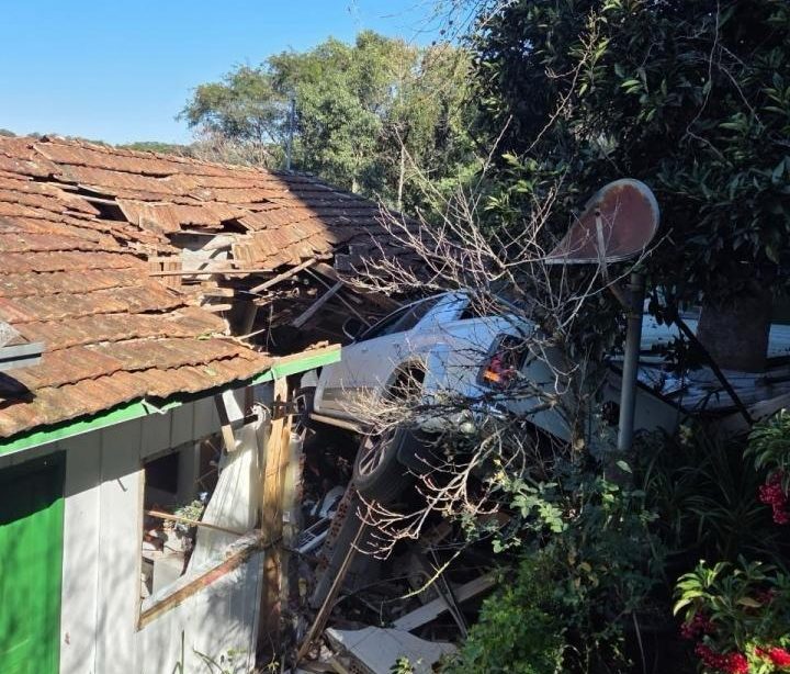 Motorista passa mal e caminhonete atinge residência em Joaçaba