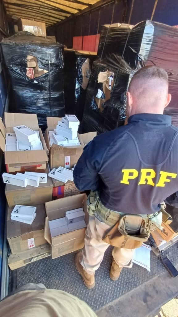 PRF apreende carga ilegal avaliada em R$ 20 milhões escondida em carreta em SC