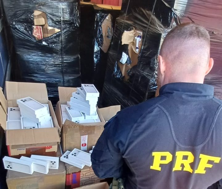 PRF apreende carga ilegal avaliada em R$ 20 milhões escondida em carreta em SC
