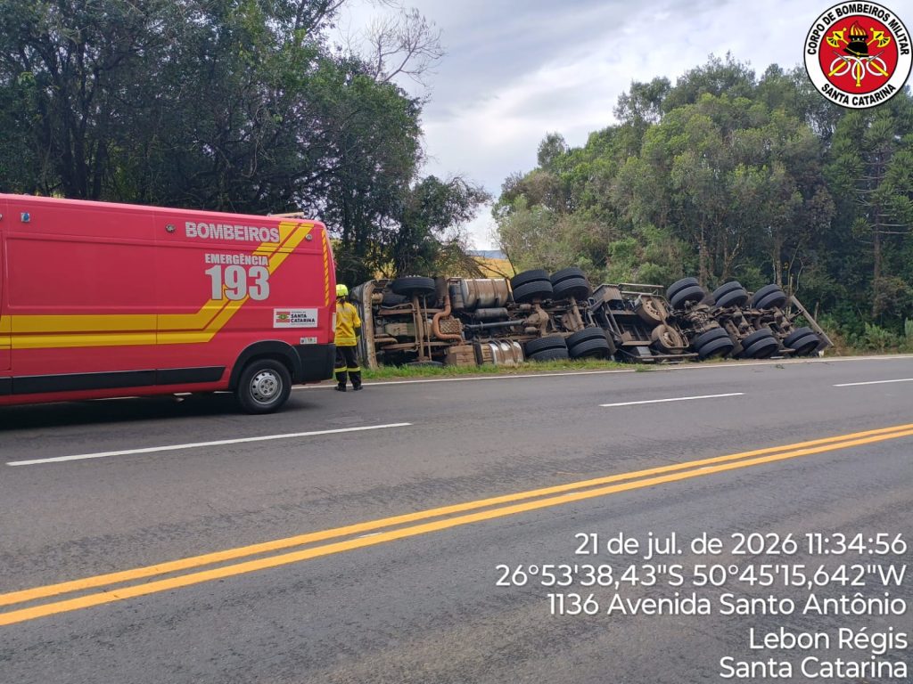 Carreta carregada com MDF tomba na SC-350, em Lebon Régis, e motorista é levado ao hospital