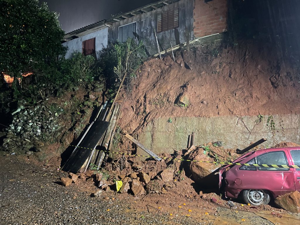 Chuva provoca deslizamento e deixa residência em risco em Joaçaba