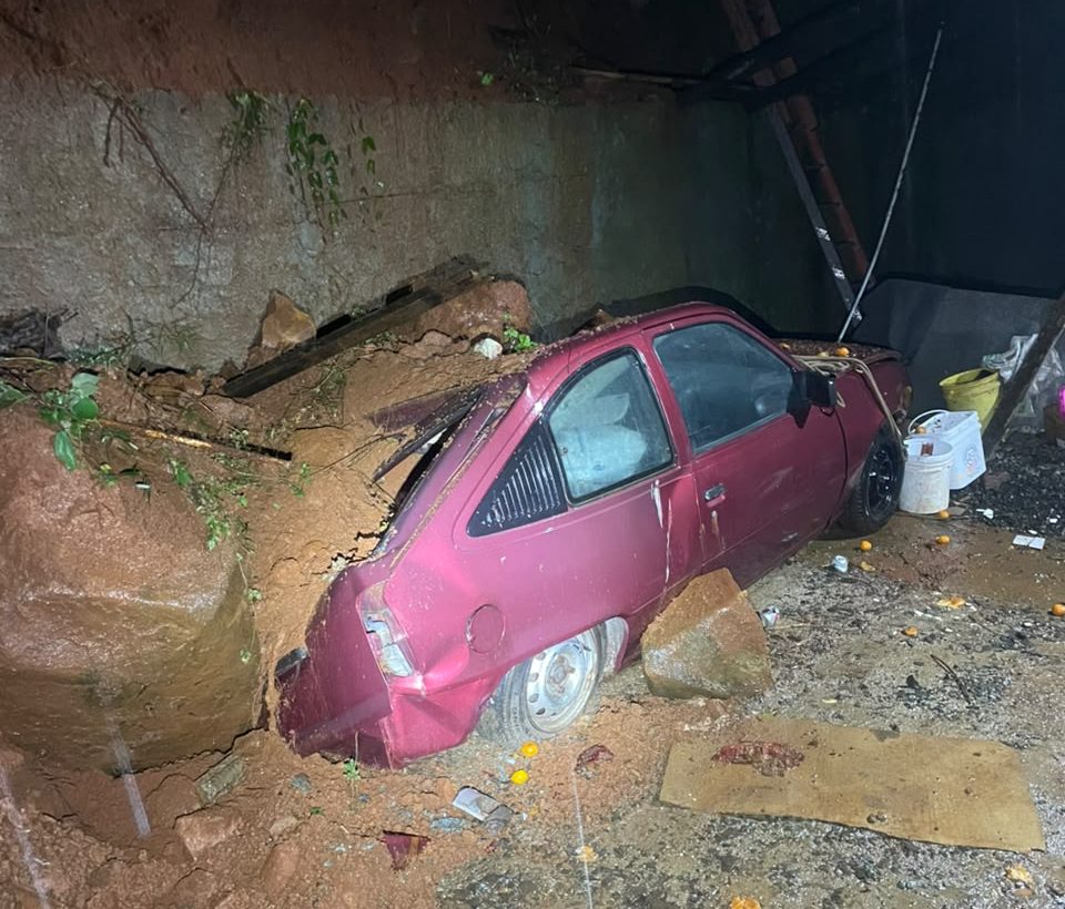 Chuva provoca deslizamento e deixa residência em risco em Joaçaba