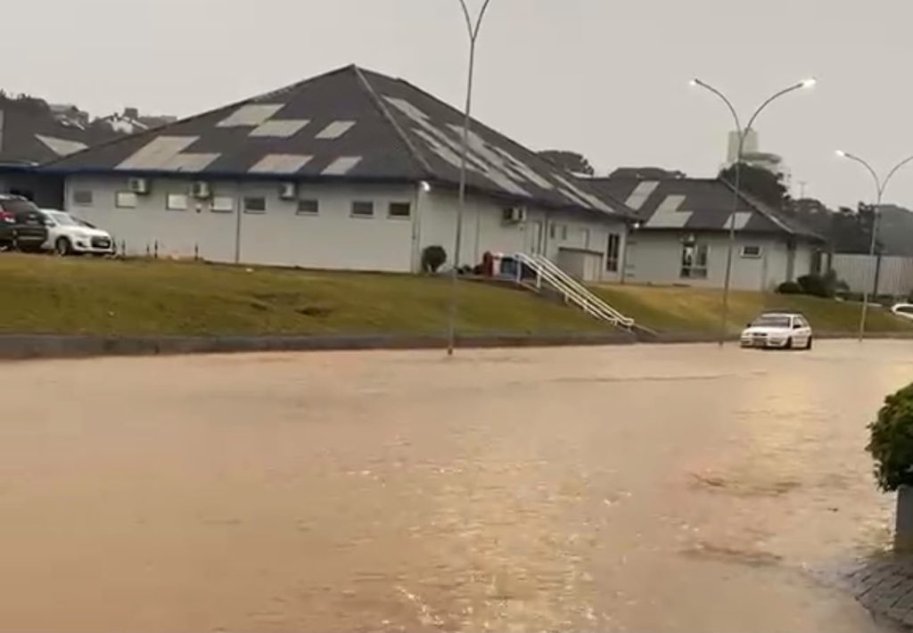 Chuva supera 70 mm em 12 horas e provoca alagamentos em Fraiburgo