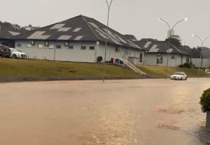 Chuva supera 70 mm em 12 horas e provoca alagamentos em Fraiburgo