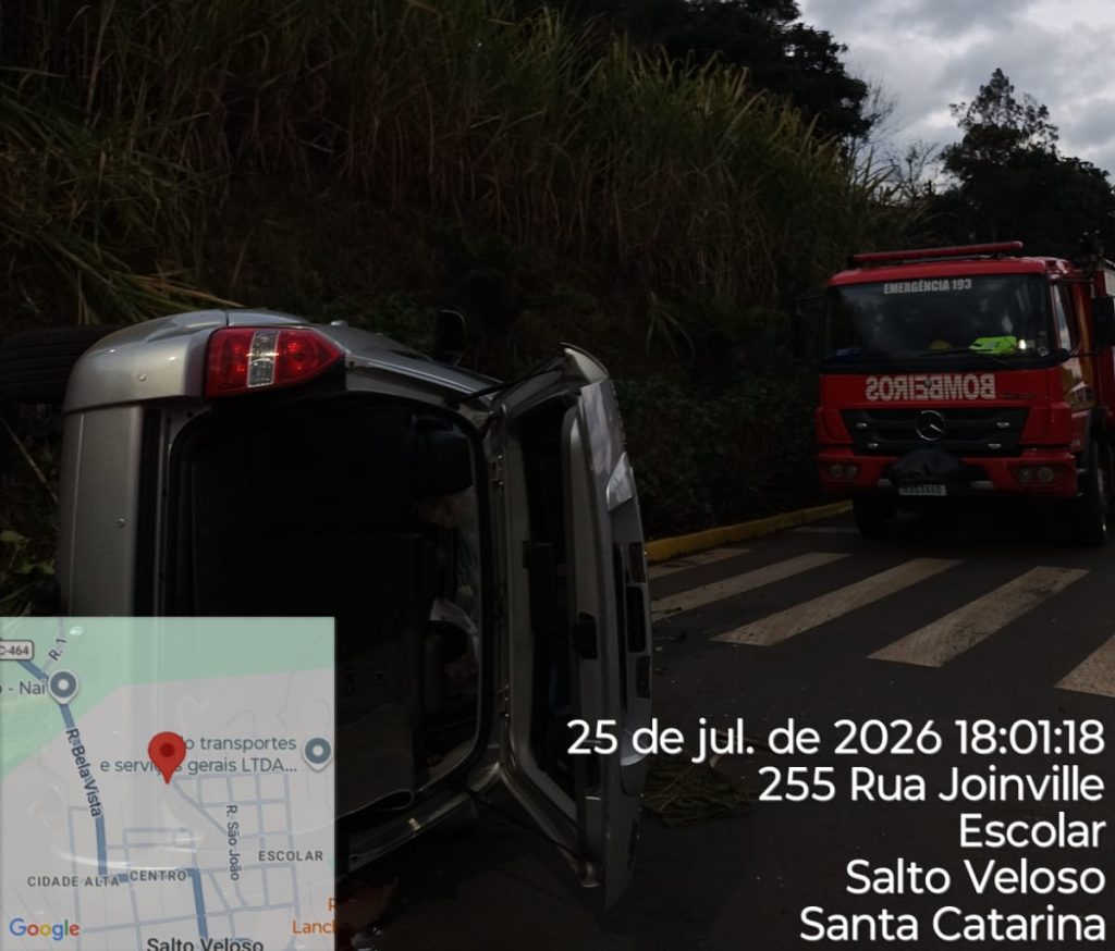 Mulher fica ferida após carro capotar em Salto Veloso