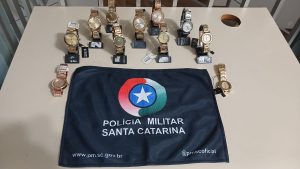 Homem é preso após furto em loja no Centro de Videira; PM recupera relógios furtados