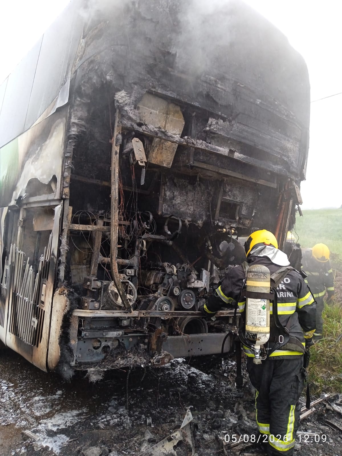 Ônibus pega fogo na SC-355 e mobiliza bombeiros em Jaborá