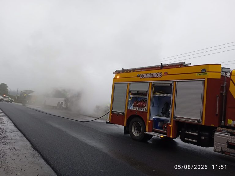 Ônibus pega fogo na SC-355 e mobiliza bombeiros em Jaborá