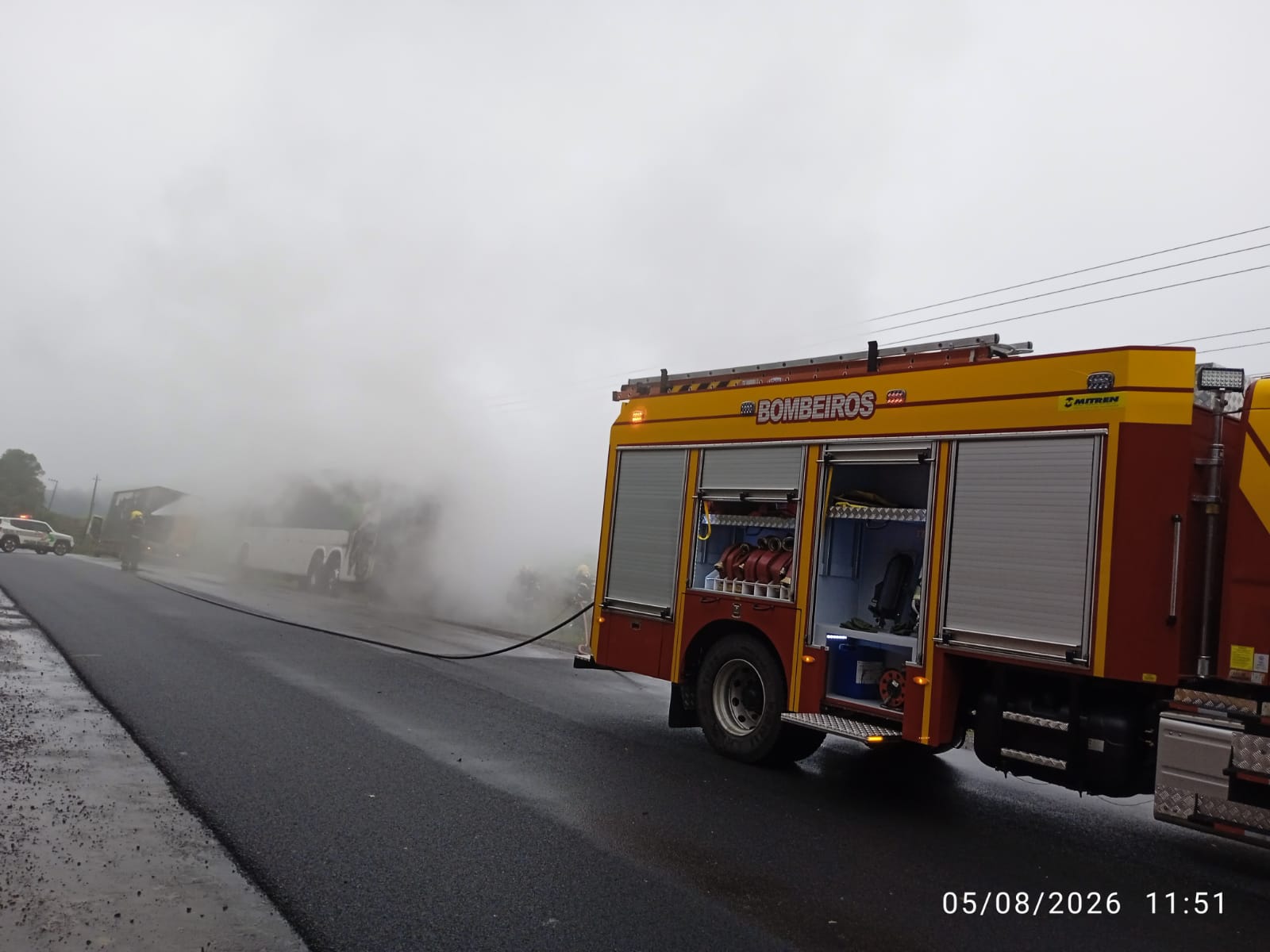 Ônibus pega fogo na SC-355 e mobiliza bombeiros em Jaborá