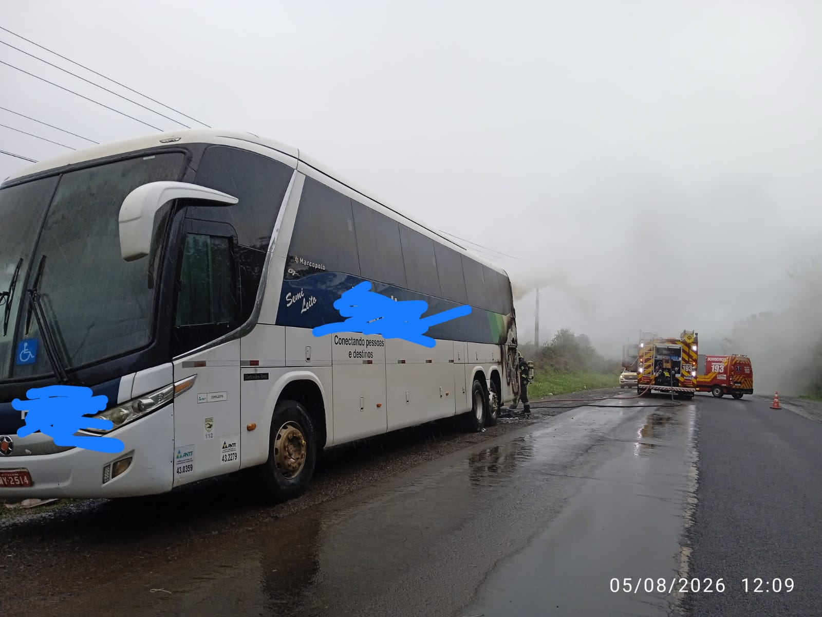 Ônibus pega fogo na SC-355 e mobiliza bombeiros em Jaborá