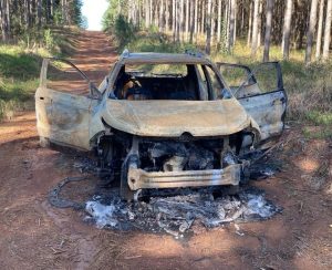 Caminhonete furtada em Ibiam é encontrada destruída por incêndio no interior de Campos Novos