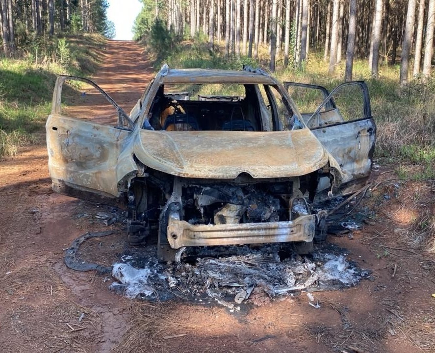 Caminhonete furtada em Ibiam é encontrada destruída por incêndio no interior de Campos Novos