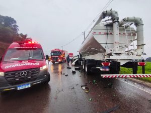 Motorista morre em colisão entre carro e caminhão no Contorno Sul, em Videira