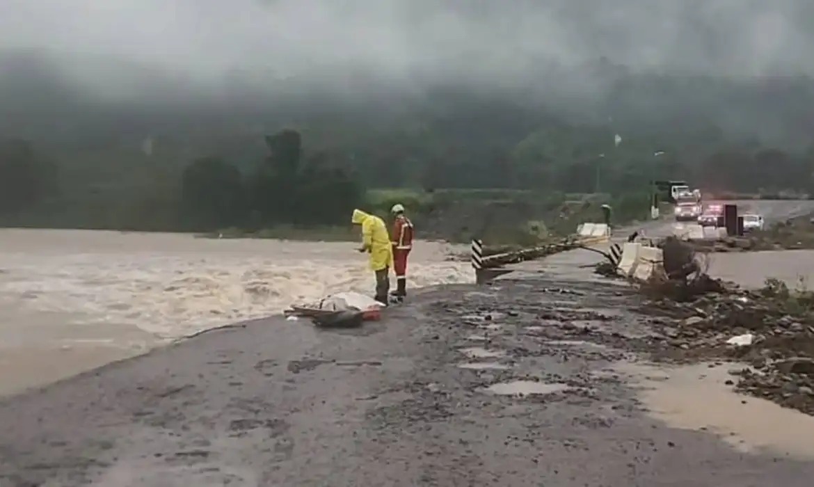 Sul do Brasil entra em alerta laranja para chuva intensa, ventos de até 100 km/h e granizo