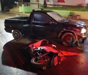 Motociclista fica ferido após colisão com carro no centro de Monte Carlo