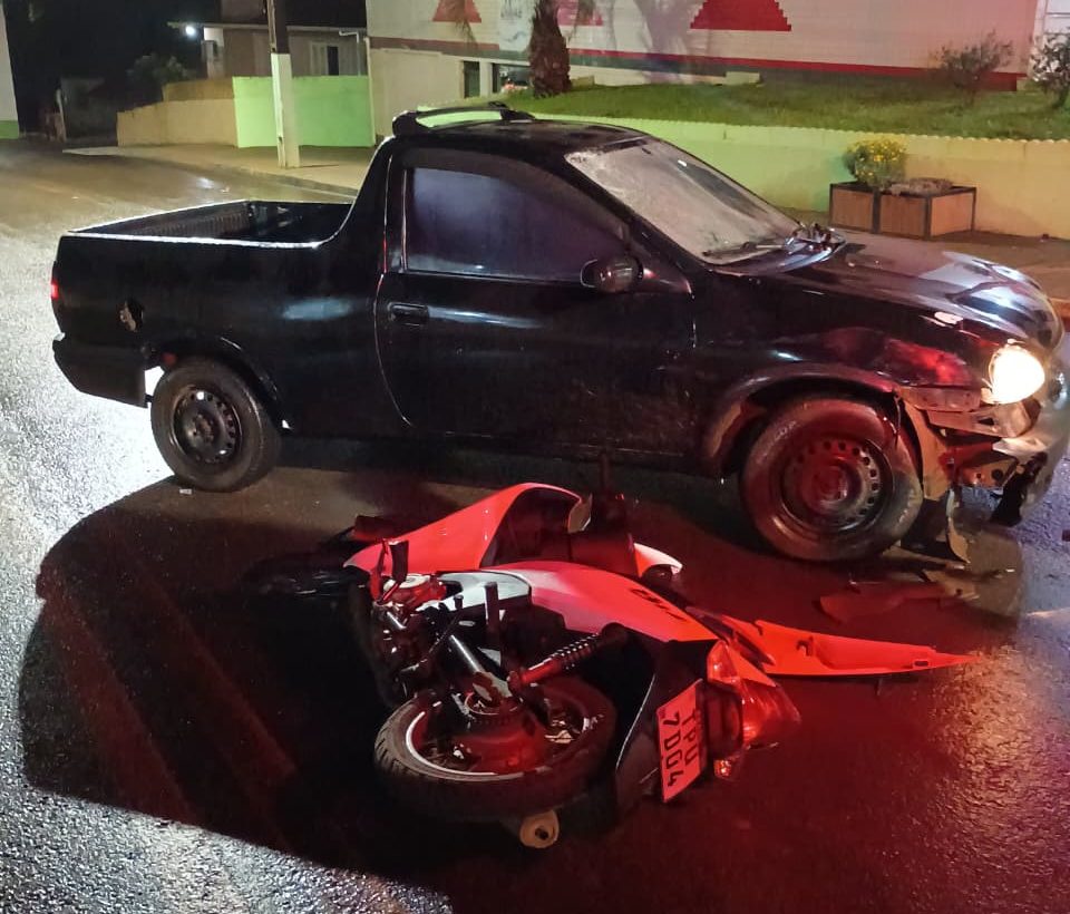 Motociclista fica ferido após colisão com carro no centro de Monte Carlo