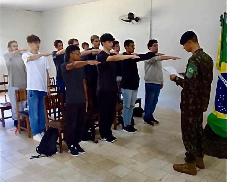 Cerca de 400 jovens participam da seleção para o serviço militar em Videira