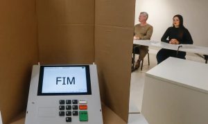 Celular, smartwatch e até óculos inteligentes são proibidos na cabine de votação