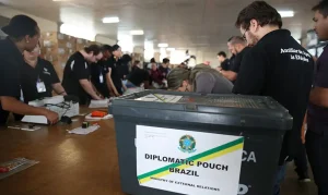 Quase 919 mil brasileiros no exterior estão aptos a votar nas eleições