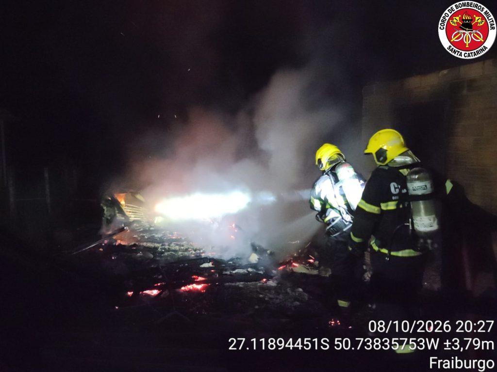 Incêndio destrói casa no interior de Fraiburgo e jovem sofre queimaduras