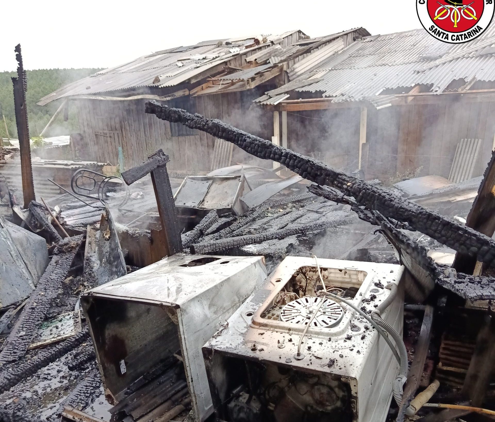 Incêndio destrói casa de madeira em Lebon Régis
