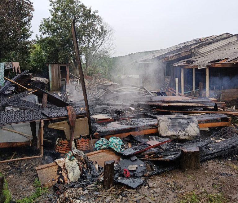 Incêndio destrói casa de madeira em Lebon Régis