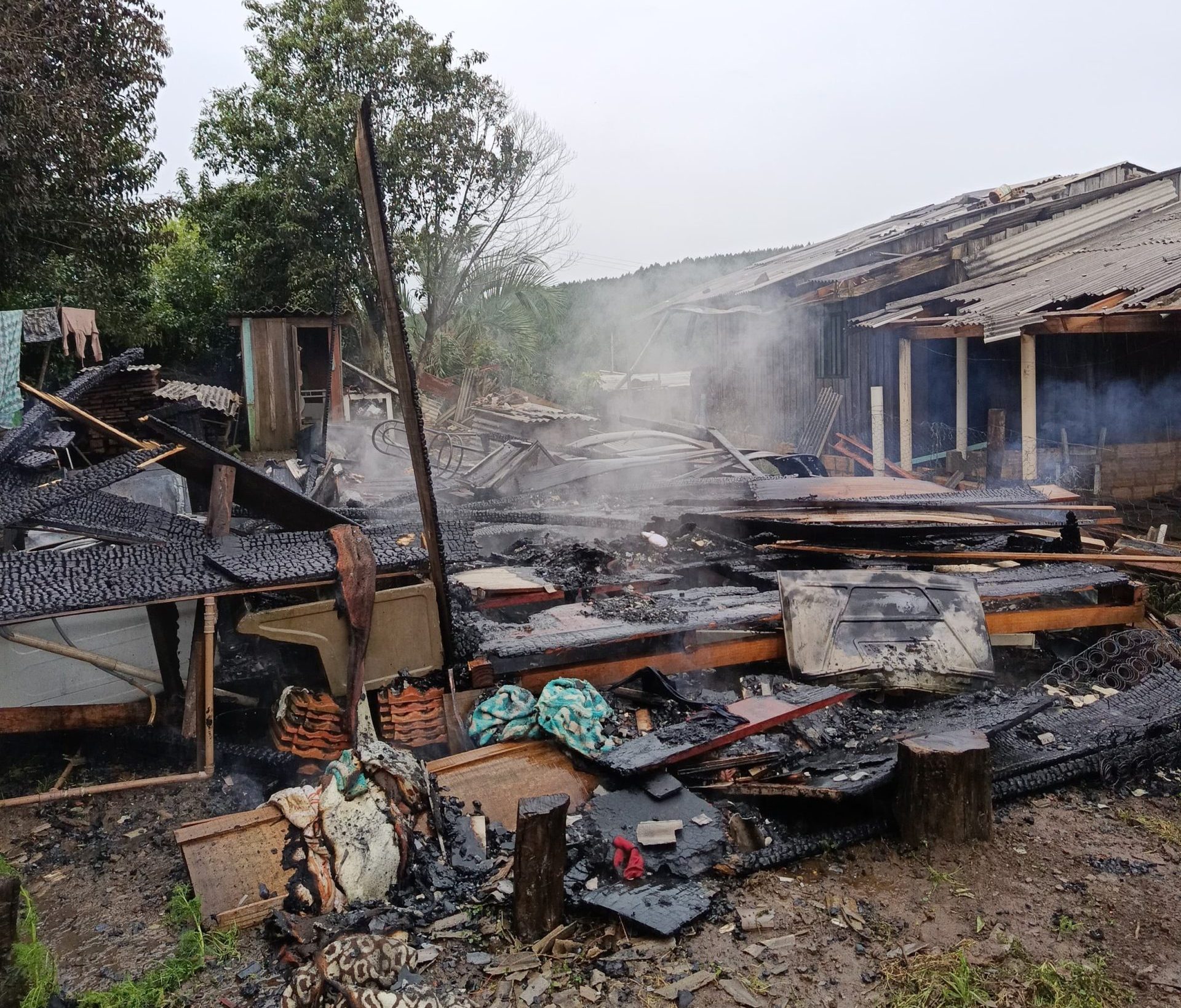 Incêndio destrói casa de madeira em Lebon Régis