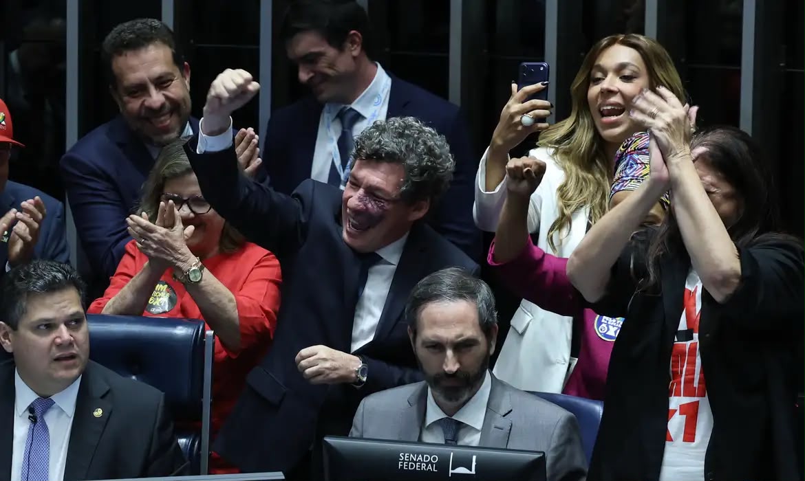 Senado aprova fim da escala 6x1 e jornada semanal de 40 horas
