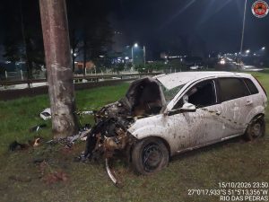 Motorista fica ferido após carro bater contra poste em rotatória de Videira