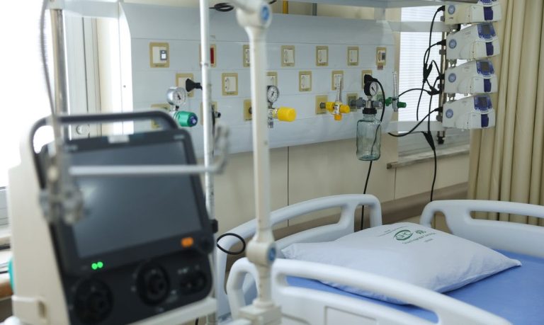 Médicos apontam diferenças na qualidade das UTIs públicas e privadas no Brasil