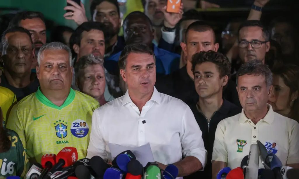 Flávio Bolsonaro entra na Argentina com a família e embarca em avião particular para o Equador